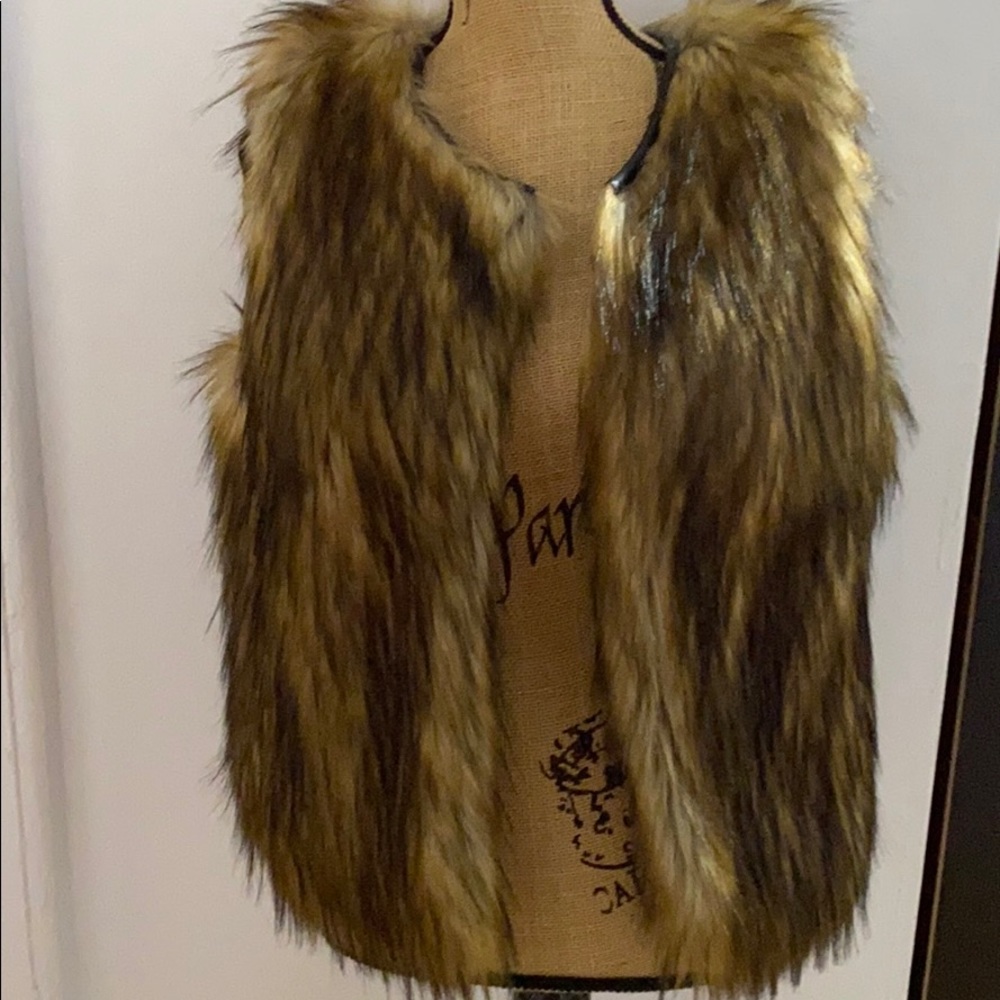 No sleeve faux fur jacket